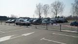 Koronawirus: w Dąbrowie Górniczej zamknięty parking nad Pogorią III, bo gromadziły się tu w weekend setki osób 