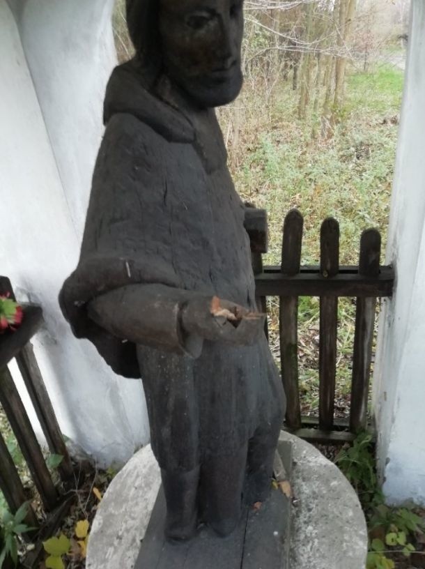 Zdewastowana figurka świętego Jana Napomucena w Krogulczej...