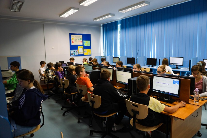 Uczniowie z Rzeszowa i Przemyśla przystąpili do ogólnopolskiego testu kompetencji cyfrowych [ZDJĘCIA, WIDEO]