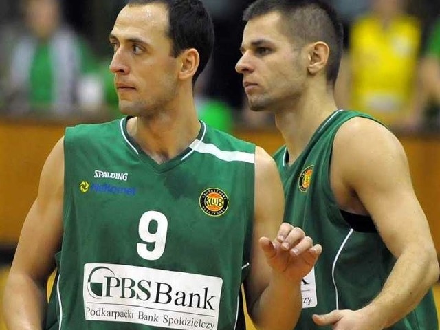 Koszykarze MOSiR-u mieli problem z chorobami - wirus dopadł Kamila Piechuckiego (z lewej), Michała Barana oszczędził.
