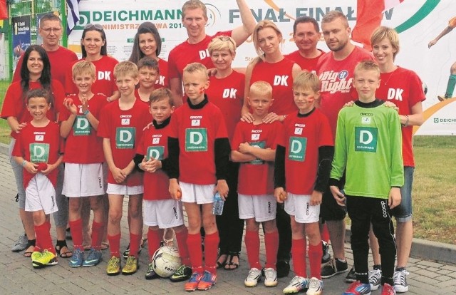Młodzi piłkarze SP Zawisza (Dania) ze swoimi opiekunami.