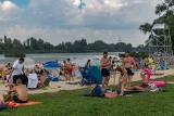 Kraków. Samochody okrążyły Przylasek Rusiecki. Tłumy ludzi w wodzie i na plaży