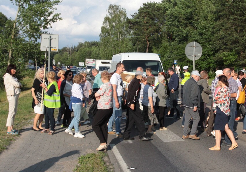 Protest w Jedlni - Letnisko. Mieszkańcy bronią karetki.