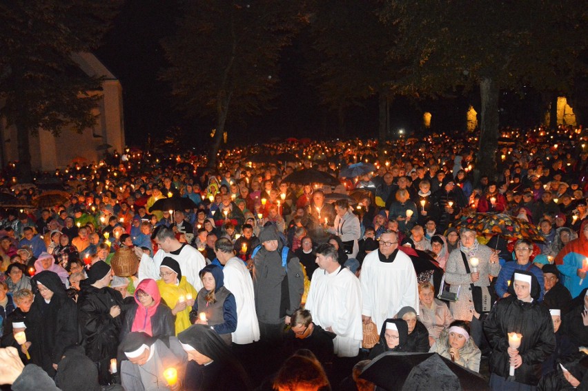 W sobotę wieczorem, mimo zimna i padającego deszczu, grota...