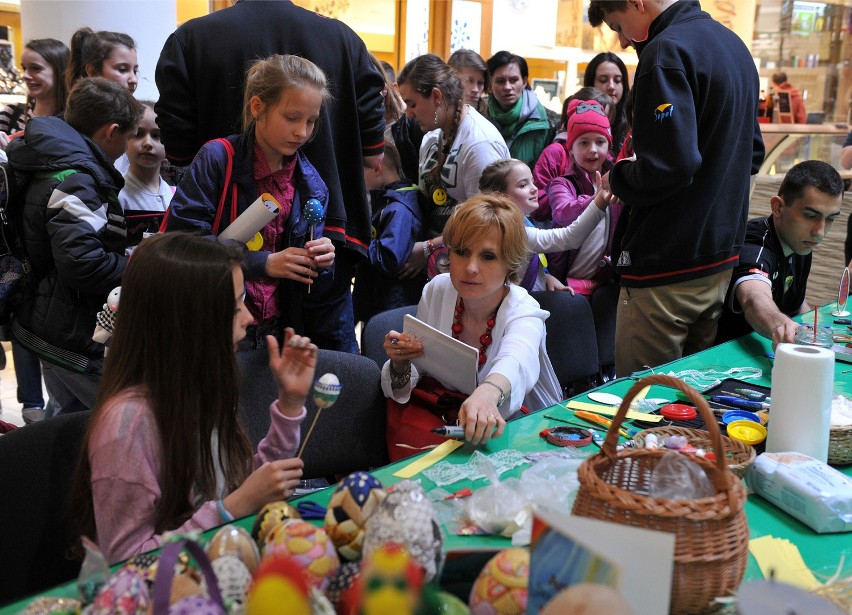 Akcja na rzecz gdańskiego hospicjum. Znane osoby malowały pisanki w Galerii Bałtyckiej [ZDJĘCIA]