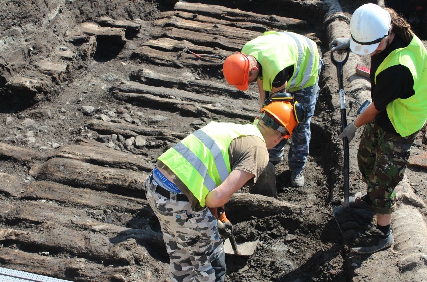 Sensacyjne odkrycie na pl. Litewskim: archeolodzy odsłonili trakt sprzed wieków (ZDJĘCIA)