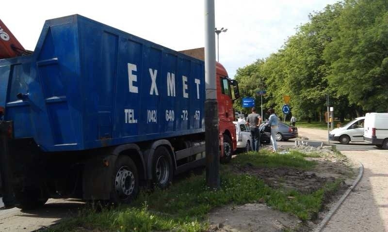 Wypadek na Politechniki. TIR uderzył w opla