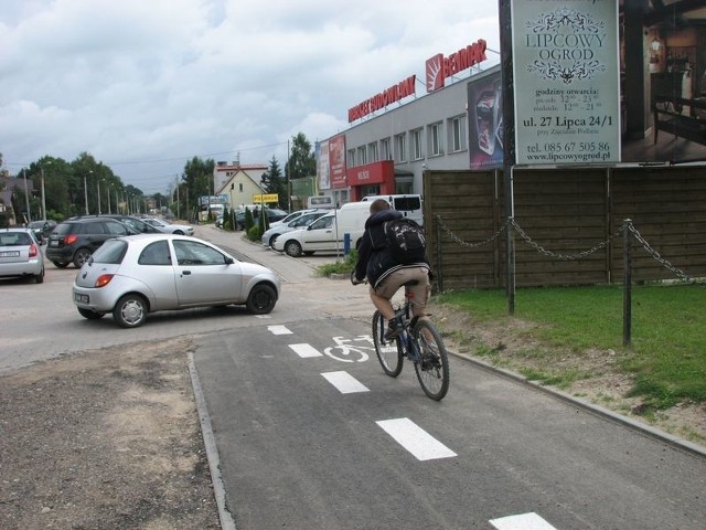 Kierowcy nie ustępują pierwszeństwa na drodze rowerowej wzdłuż ul. 27 Lipca