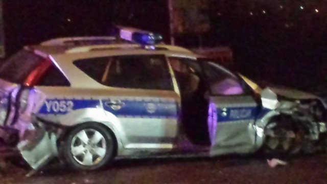 We wtorek wieczorem na skrzyżowaniu ulic Limanowskiego i Toruńskiej w Radomiu 76-letni kierowca wjechał w prawidłowo jadący radiowóz.