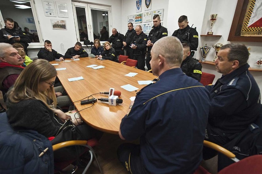 W czwartek w Koszalinie mundurowi z pracownikami socjalnymi...