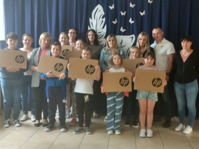 W ramach programu „Laptop dla ucznia” rozdano 28 laptopów wszystkim uczniom klas czwartych szkół podstawowych, dla których organem prowadzący jest Gmina Czarnocin.