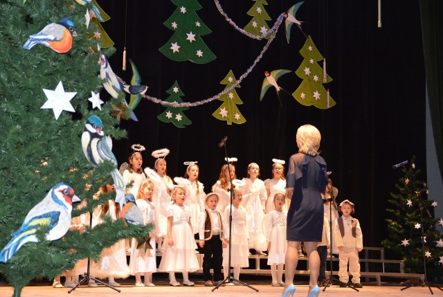 Katarzyna Pisera dyrygowała dziecięcymi chórami, które śpiewały nastrojowe piosenki z okresu Bożego Narodzenia