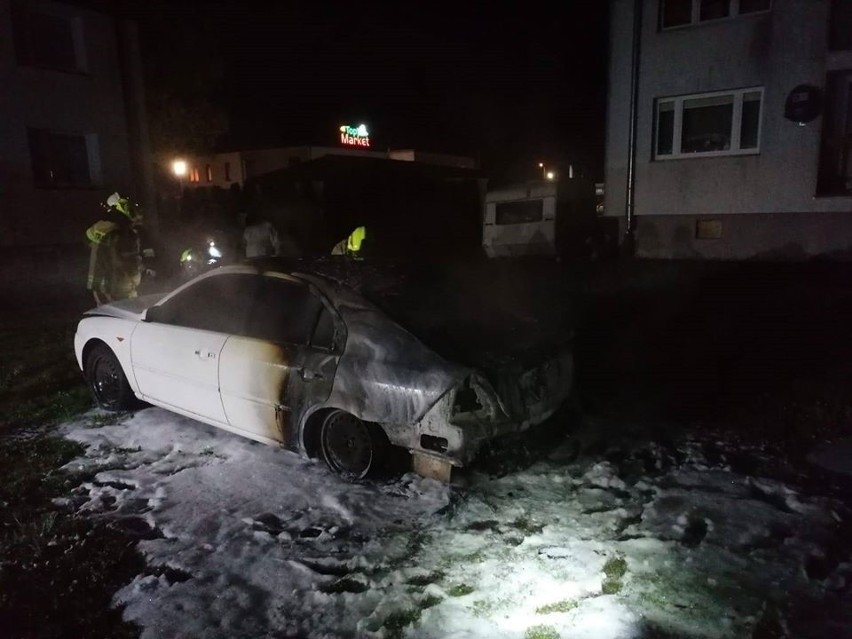 Pożar samochodu osobowego przy ulicy Kochanowskiego w Czaplinku [ZDJĘCIA]