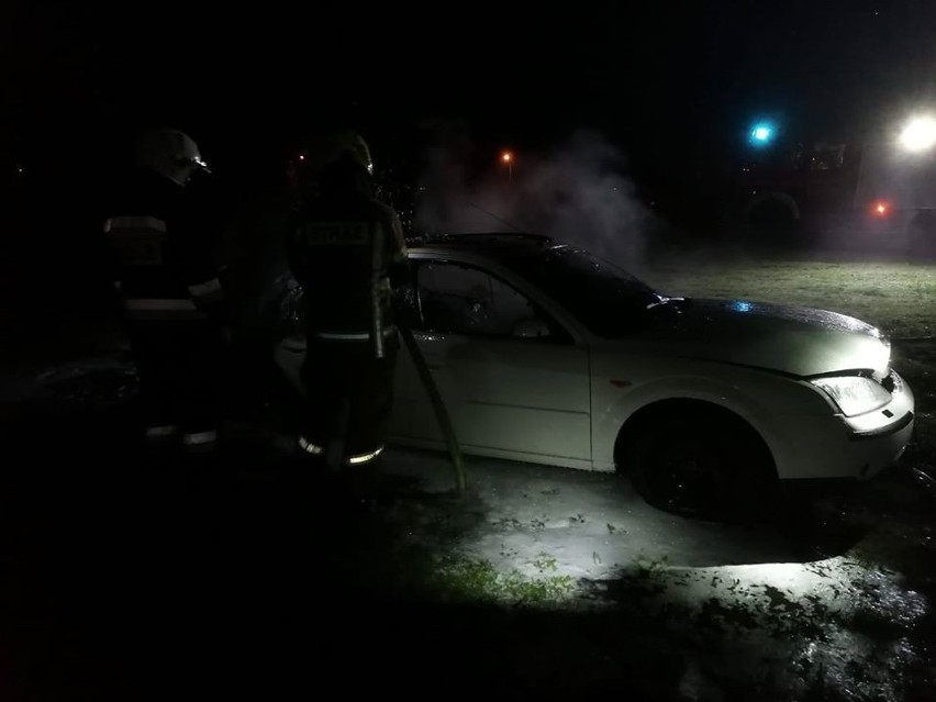 Pożar samochodu osobowego przy ulicy Kochanowskiego w Czaplinku [ZDJĘCIA]