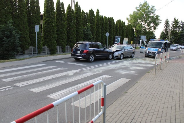 Dwa samochody osobowe zderzyły się czołowo na ul. Joanny Żubr w Wieluniu w rejonie skrzyżowania z Wiśniową. Do kraksy doszło w niedzielę 25 czerwca po godz. 19. Doprowadził do niej 65-letni kierowca mercedesa, który był pod wpływem alkoholu.