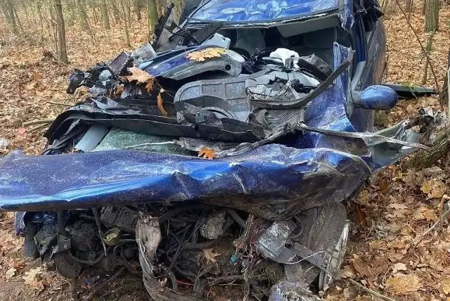 Na miejscu wypadku w miejscowości Brzeski w gminie Klwów. Po uderzeniu w drzewo i dachowaniu z samochodu został wrak.