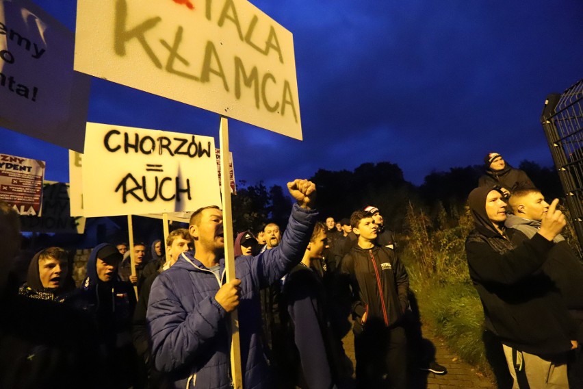 Kibice Ruchu protestujący pod domem prezydenta Kotali