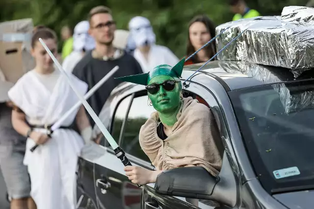 W czwartek, 18 maja rozpoczęły się poznańskie juwenalia. Wydarzenie zainaugurowało wspólne odtańczenie poloneza na stadionie AWF. Przy dźwiękach muzyki studenci w kolorowym pochodzie przeszli w stronę parku Jana Pawła II, gdzie usytuowane są sceny.Kolejne zdjęcie --->