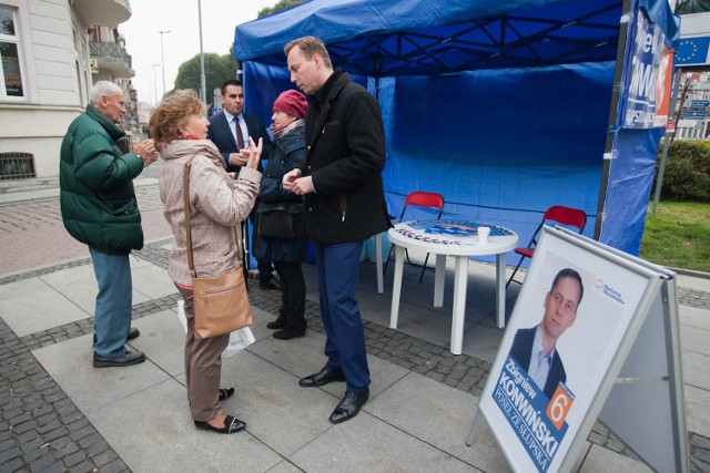 Bezpośrednie rozmowy z wyborcami  w centrum miasta - to pomysł  posła Zbigniewa Konwińskiego na ostatnie dni  kampanii wyborczej.