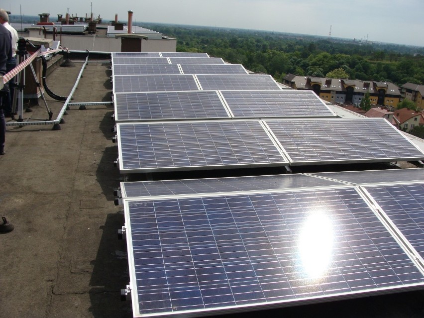Panele słoneczne zamontowano na dachu bloku przy...