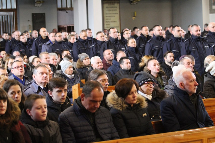 Ostatnie pożegnanie aspiranta Krzysztofa Węglińskiego z Tarnobrzega - policjanta, który zginął w wypadku jadąc na służbę  [ZDJĘCIA]