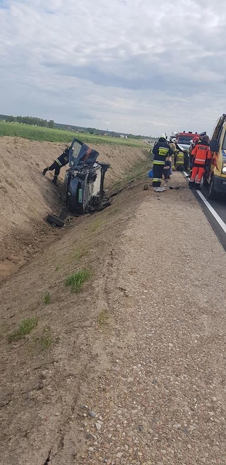 Stawiski. Czołowe zderzenie aut na zjeździe do miasta. Dwie osoby ranne, droga zablokowana [ZDJĘCIA]