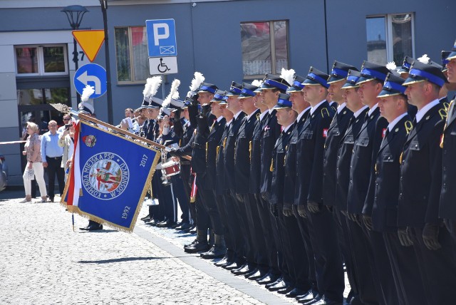 W trakcie obchodów Dnia Strażaka w Sosnowcu wręczono medale, awanse i nagrody dla członków Straży Pożarnej. Zobacz kolejne zdjęcia. Przesuwaj zdjęcia w prawo - naciśnij strzałkę lub przycisk NASTĘPNE