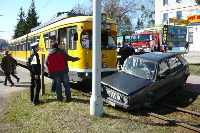Volkswagen golf zderzył się z tramwajem