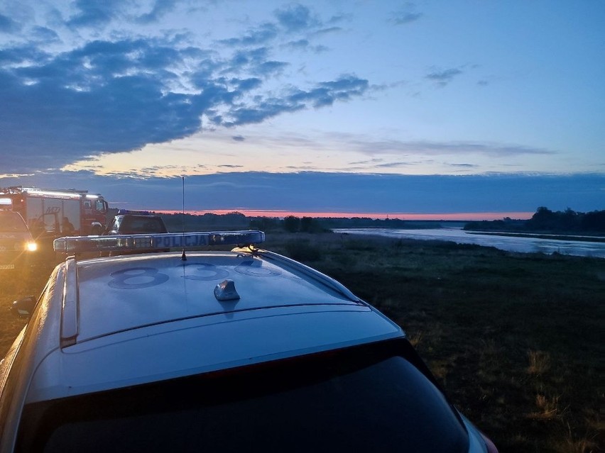 Wypadek nad Bugiem w Wyszkowie. Samochód stoczył się do rzeki, jedna osoba zginęła. 14.05.2022