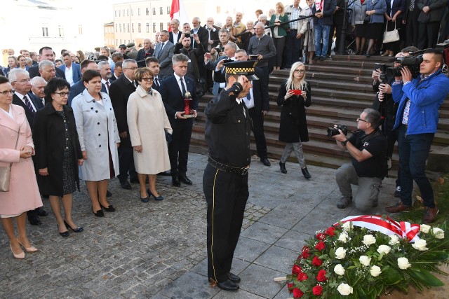 W niedzielę w Kielcach miały miejsce uroczystości ku czci Przemysława Gosiewskiego, związane z odsłonięciem jego pomnika na ulicy Warszawskiej. Jednym z punktów obchodów było także złożenie kwiatów pod tablicą ku czci zmarłego w katastrofie smoleńskiej parlamentarzysty, która wmurowana jest w ścianę kieleckiej Bazyliki Katedralnej. Zobacz zdjęcia na kolejnych slajdach. W ramach tego wydarzenia odbyła się także: ODSŁONIĘCIE POMNIKA PRZEMYSŁAWA GOSIEWSKIEGO - czytaj więcejUROCZYSTA MSZA ŚWIĘTA W KATEDRZE W KIELCACH - czytaj więcejZłożenie kwiatów pod tablicą Przemysława Gosiewskiego: 