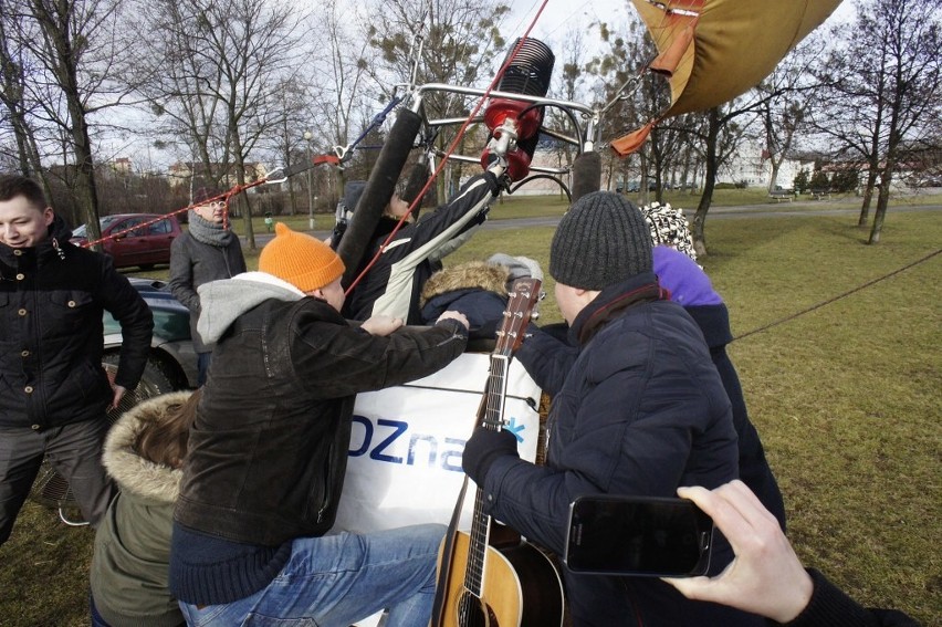 Polecieli balonem i zagrali w nim, aby można było pomóc...