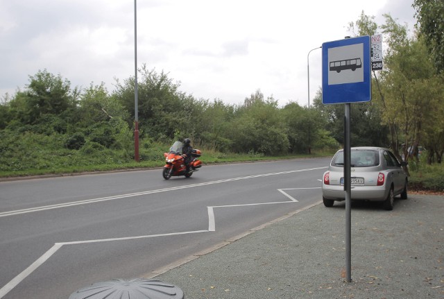 Zarząd Transportu Miejskiego bez konsultacji z Radą Osiedla Żegrze, czy mieszkańcami ustawił przy ul. Kurlandzkiej nowy przystanek autobusowy. Mieszkańcy uważają, że jest on niepotrzebny i stoi w złym miejscu.