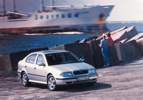 Skoda Octavia zadebiutowała w 1996 r. By obniżyć koszty, wykorzystano płytę podłogową VW Golfa.
