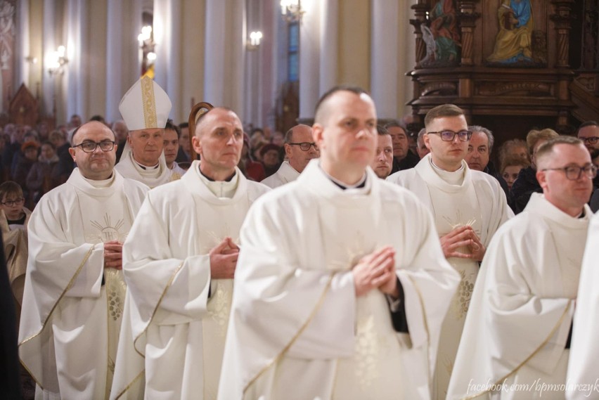 Msza Święta Wieczerzy Pańskiej w katedrze w Radomiu. Biskup Marek Solarczyk obmył nogi dwunastu mężczyznom