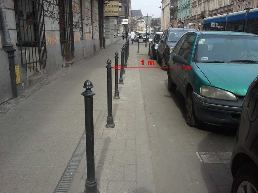 Kraków. Absurdy drogowe w strefie parkowania, stojaki rowerowe pomiędzy słupkami