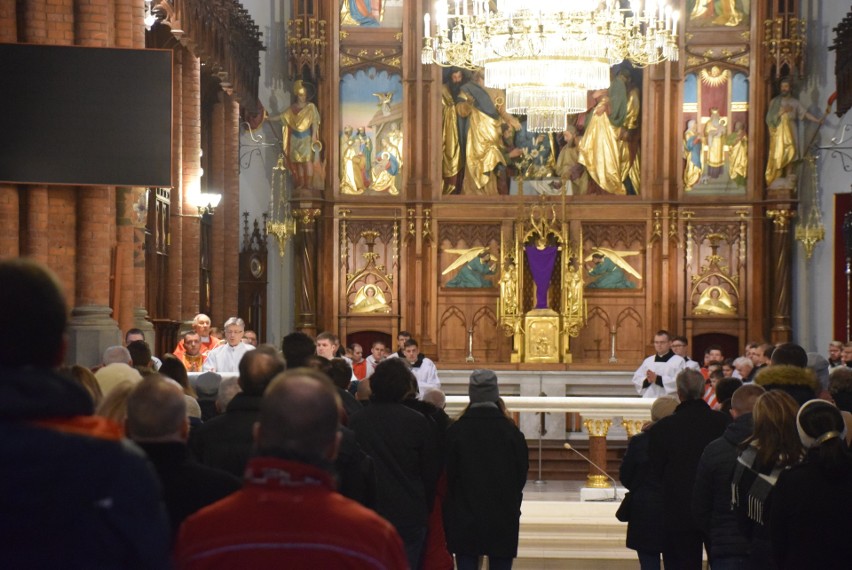 W kościołach odprawiona została liturgia Męki Pańskiej