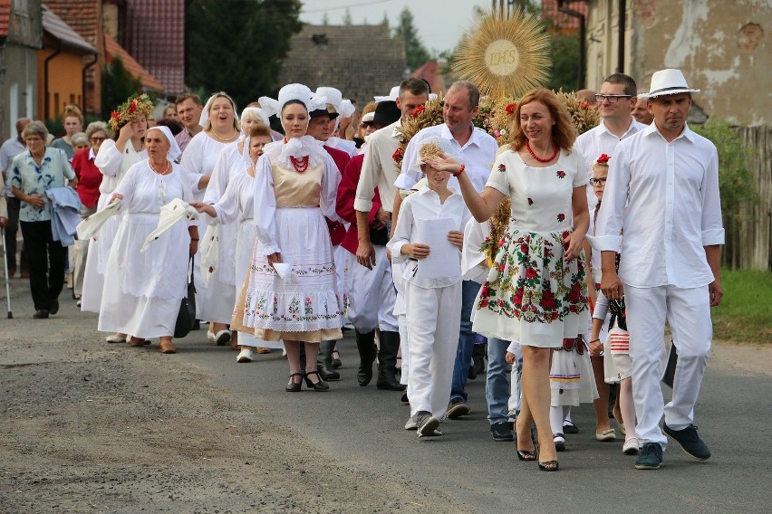 Dożynki zainaugurował barwny korowód.