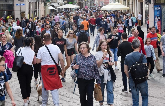 W których gminach na Dolnym Śląsku przybywa najwięcej mieszkańców? Sprawdziliśmy to na podstawie salda migracji, a więc różnicy napływu i odpływu mieszkańców na danym terenie. Dla całego województwa wynosi ono 1 na 1000 mieszkańców, a więc oznacza to, że w ciągu roku przybyła jedna osoba na tysiąc mieszkańców województwa. Wiele gmin ma ujemne saldo migracji. A gdzie jest ono najwyższe? Sprawdźcie. Te gminy przeżywają prawdziwe oblężenie nowych mieszkańców.