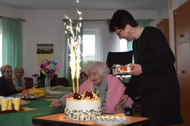 Pani Genowefa, mieszkanka Domu Pomocy Społecznej w Sandomierzu skończyła 95 lat. Piękny jubileusz stał się okazją do zorganizowania urodzinowego przyjęcia we wspólnym gronie z tortem.