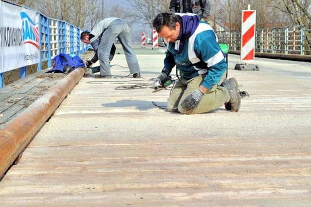 Stara, drewniana przeprawa, którą często trzeba było remontować, zostanie rozebrana. Nowa stanie zaledwie kilkanaście metrów obok.