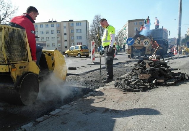 Robert Halibożek (z lewej) i Sebastian Boenke z firmy Eko-bud naprawiają ul. Kalinkową