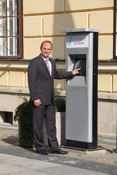 Polkowiczanie już mają dostęp do internetu, na przykład przez kioski internetowe. - Chcemy, by tak było w każdej gminie Zagłębia Miedziowego - mówi burmistrz Wiesław Wabik.