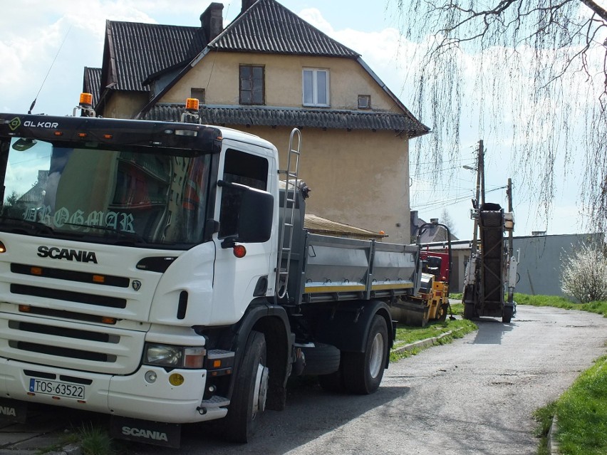 Ekipa remontowa z Ostrowca Świętokrzyskiego pracuje na ulicy...