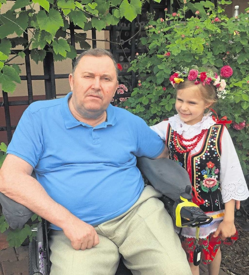 Jan Chodziński ze swoją 6-letnią wnuczką Helenką