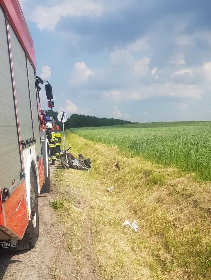 Wypadek na drodze wojewódzkiej nr 794 w Dłużcu (gm. Wolbrom). Motocyklista uderzył w znak drogowy