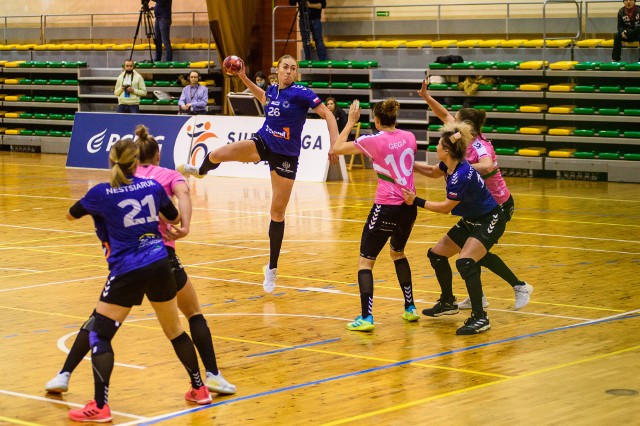 Eurobud JKS Jarosław (niebieskie koszulki) przegrał kolejny mecz w rozgrywkach Superligi kobiet