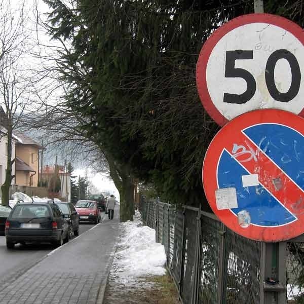 Znak zakazu postoju jest wyraźny, ale wielu kierowców ma go za nic. Parkują wzdłuż ulicy i stwarzają zagrożenie dla innych kierowców. 