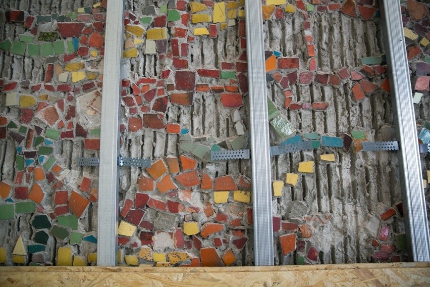 Krakowscy architekci sprzeciwiają się dewastacji abstrakcyjnej mozaiki