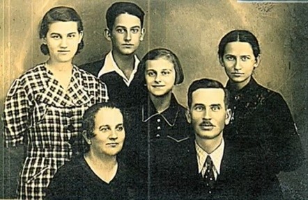 Stanisław Dydo z rodzicami i siostrami na zdjęciu z 1937...