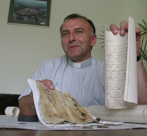- Te bardziej zniszczone dokumenty pochodzą z czasów budowy kościoła - mówi ksiądz proboszcz Tadeusz Jaśkiewicz. - Te z XIX wieku są lepiej zachowane.